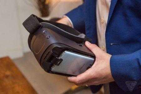 Продажи нового шлема виртуальной реальности Samsung Gear VR стартуют 21 апреля по цене $129, беспроводной контроллер можно будет приобрести отдельно за $39