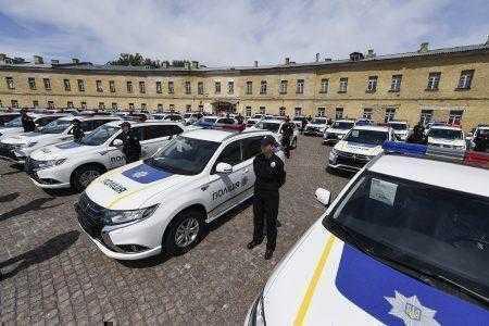 Национальная полиция Украины торжественно получила 635 гибридных кроссоверов Mitsubishi Outlander PHEV в рамках Киотского протокола