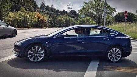 Tesla отчиталась за первый квартал 2017 года: за год доход вырос почти вдвое — до $2,7 млрд, а поставки автомобилей составили рекордные 25051 штук. Производство Model 3 начнется в июле