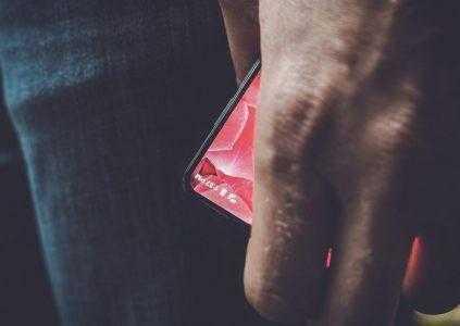 Безрамочный смартфон Essential Products могут представить уже 30 мая, его официальное изображение указывает на 360-градусную камеру