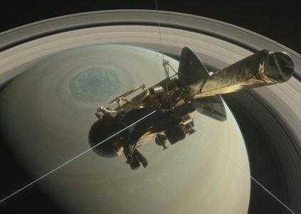 Cassini: пролетая вдоль поверхности Сатурна [видео NASA]