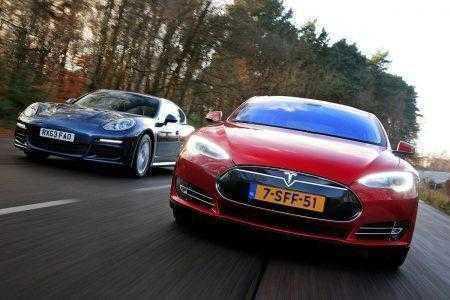 «Электрофорсаж»: Спорткупе Porsche попыталось догнать Tesla Model S в реальной жизни [видео]