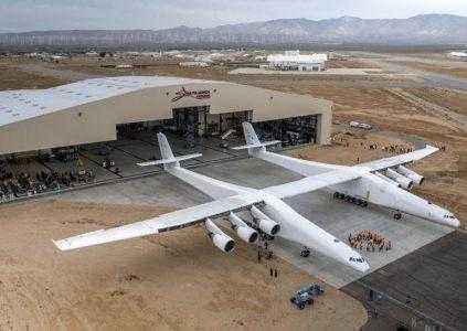 Компания сооснователя Microsoft выкатила из ангара крупнейший в мире самолёт Stratolaunch, предназначенный для запуска ракет в космос