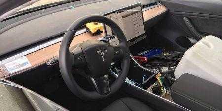 Новые фотографии Tesla Model 3 снаружи и внутри: отсутствие приборной панели и режим автопилота на рычаге управления