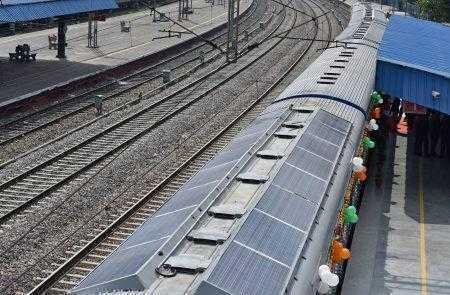 Индия запустила свой первый пассажирский поезд с солнечными батареями на крыше вагонов