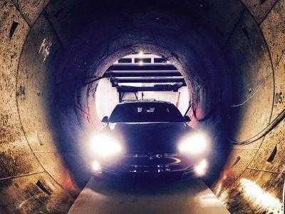 Фото дня: электромобиль Tesla Model S в подземном тоннеле под Лос-Анджелесом