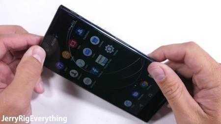 Видеоблоггер JerryRigEverything испытал на прочность премиум-смартфон Sony Xperia XZ Premium [видео]