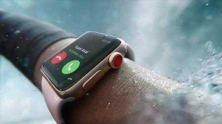 «40 млн песен на вашем запястье»: Новая реклама умных часов Apple Watch была снята на киевском вокзале
