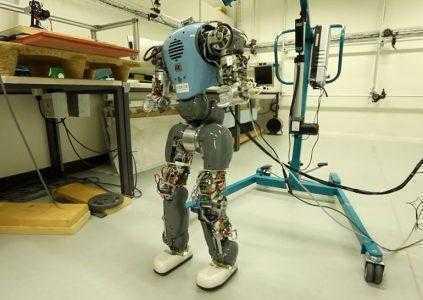 Исследователи научили двуногих роботов «чувствовать» свои тела и ходить более естественным образом