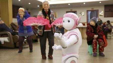 В Китае тестируют роботов-компаньонов для домов престарелых