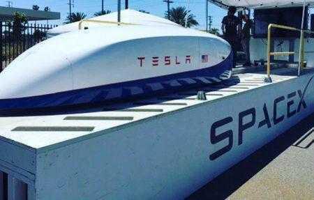 Прототип капсулы Hyperloop собственной разработки SpaceX/Tesla на пробном заезде разогнали свыше 350 км/ч, планка в 500 км/ч может быть взята уже в следующем месяце