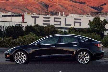 Илон Маск показал первую Tesla Model 3, сошедшую с конвейера