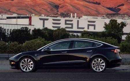 GIF-анимация: Как изменился дизайн электромобиля Tesla Model 3 с момента премьеры в начале прошлого года