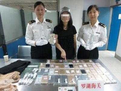 В Китае поймали контрабандистку, которая закрепила на теле 102(!) смартфона iPhone и 15 дорогих часов общим весом 20 кг