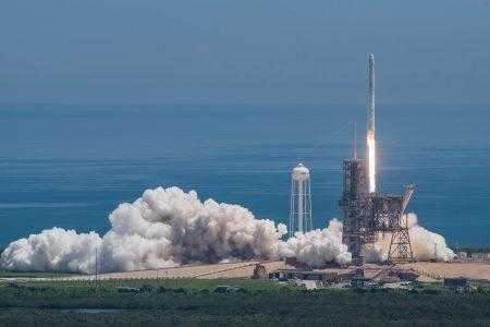 SpaceX вывела на орбиту грузовик Dragon миссии CRS-12 и вновь посадила первую ступень Falcon 9 на сушу. На МКС летит суперкомпьютер HP Enterprise