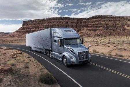 Новые грузовики Volvo уже в базе содержат вспомогательную систему управления, а в качестве опции могут включать Apple CarPlay