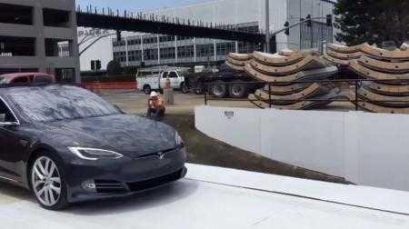 Илон Маск продемонстрировал на Tesla Model S, как будет работать платформа-подъемник для подземных тоннелей [видео]