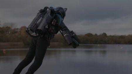 «Настоящий Iron Man»: британец в самодельном реактивном костюме установил мировой рекорд, разогнавшись до 51 км