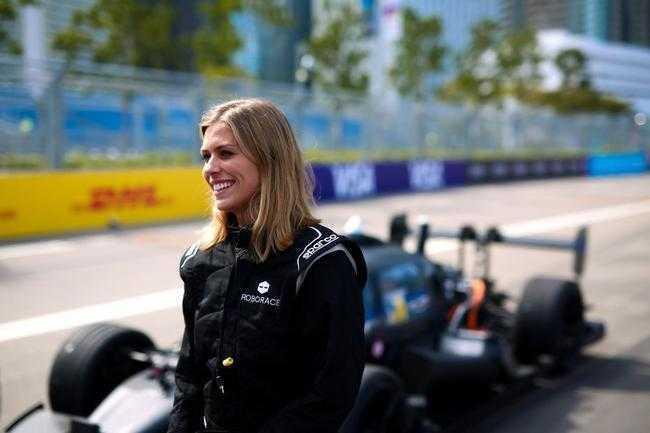 https://carimages.com.au/IGuWUDYqU9QIlMDfNeOxN8EwzGE=/fit-in/930x620/filters:stretch(FFFFFF)/editorial/116550/british-tv-presenter-nick-shields-defeated-the-roborace-devbot-in-hong-kong-676.jpg